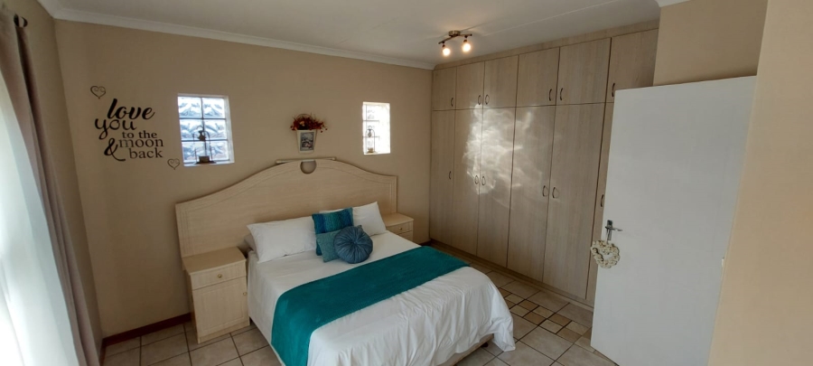 5 Bedroom Property for Sale in Wavecrest Eastern Cape